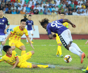 CĐV đội Hà Nội ăn mừng khi đội nhà tiếp tục bất bại ở V.League 2018