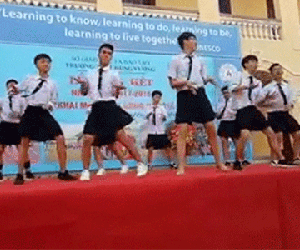 Con gái đâu hết rồi, vào đây mà xem nam sinh mặc váy nhảy BBoom BBoom dẻo dai không kém Momoland