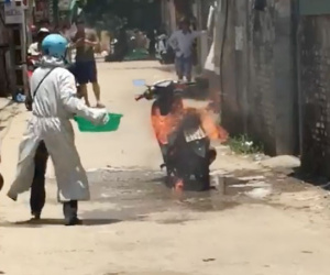 Hưng Yên: Xe máy đang đi thì bốc cháy ngùn ngụt, chủ xe dội nước để dập lửa gây tranh cãi