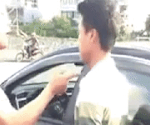 Liên tục chửi rồi tát người vượt đèn đỏ, hành động của tài xế ô tô khiến tất cả bất ngờ