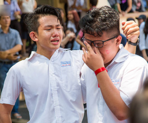 Ngày ra trường của teen Lê Hồng Phong: Nụ cười và nước mắt, bạn tôi ơi xin bên nhau thêm chút nữa!
