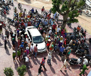 Sự thật vụ 500 người 'vây ráp' hai người nghi bắt cóc trẻ em