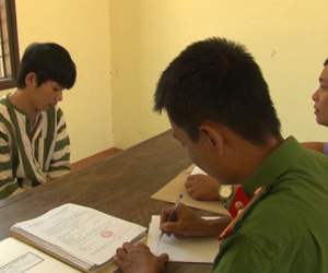 Thanh niên phê cỏ Mỹ dùng dao chém công an