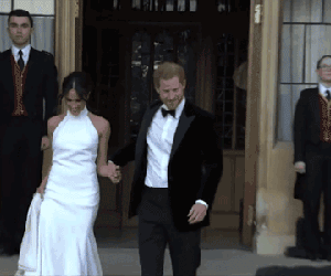Váy trắng tinh tế cùng khuyên tai có giá 1,5 tỷ, tân công nương Meghan Markle thu hút mọi con mắt tại buổi tiệc sau lễ cưới