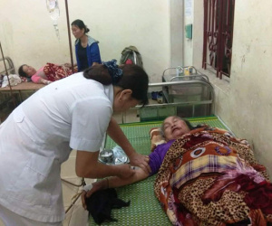 Bốn người bị sét đánh dù đang ngồi trong nhà