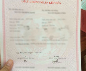 Chuyện vợ chồng trẻ con: Chồng trách vợ không nghiêm túc khi ký giấy đăng ký kết hôn chữ lí nhí, trong khi chồng ghi hẳn hình ngôi sao