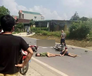 Hai xe máy đấu đầu, 3 thanh niên nằm im giữa đường