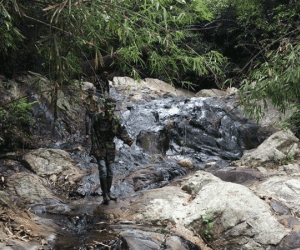 Lực lượng chức năng đang đi bộ 12km xuyên địa hình hiểm trở để tiếp cận hiện trường phượt thủ tử vong