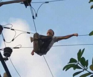 Người đàn ông leo lên cột điện tự tử bị cả làng 'chửi' vì làm mất điện ngày nắng nóng