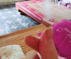 Nhìn chiếc giường mẹ chồng kê sát giường cưới vợ chồng son, bao người thắc mắc: Họ đã tạo ra con bằng cách nào?