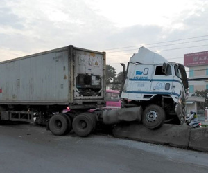 Tiền Giang: Xe đầu kéo lao lên dải phân cách, giao thông ùn ứ