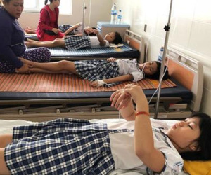 Uống trà sữa trong buổi liên hoan lớp, hàng chục học sinh lớp 3 nhập viện cấp cứu