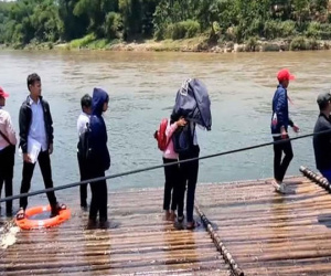Video: Học sinh Quảng Ngãi kéo bè tre vượt sông đến trường