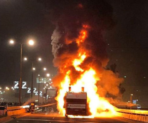 Xe buýt chở nhà vô địch Serbia cháy rụi trong buổi lễ ăn mừng