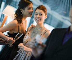 Chồng vay tiền nuôi nhân tình rồi về nhà yêu cầu vợ bán nhà... trả nợ