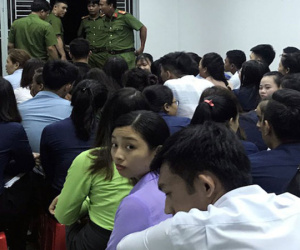 Gần trăm cán bộ khám xét cửa hàng bán hàng đa cấp trong đêm