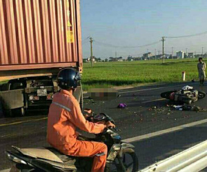 Hai vợ chồng tử vong thương tâm sau va chạm với xe container
