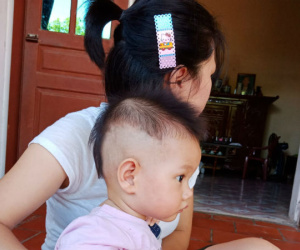Mẹ chỉ chợp mắt nửa tiếng, bố đã tranh thủ tạo kiểu tóc cho cô công chúa để bắt kịp xu hướng của 'thần tượng'