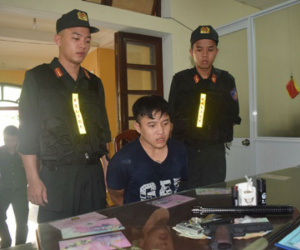 Nam thanh niên lộ 'hàng nóng' từ việc không đội mũ bảo hiểm
