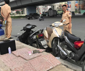 Tài xế ô tô nghi say rượu tông hàng loạt xe máy, 4 người nhập viện