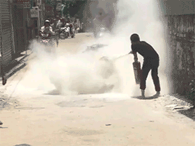 Video: Xe máy bốc cháy giữa đường, hai bình cứu hỏa 'chào thua'