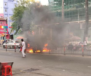 Xe tải chở vật liệu bất ngờ bốc cháy ngùn ngụt trên đường phố Sài Gòn khiến giao thông ùn tắc