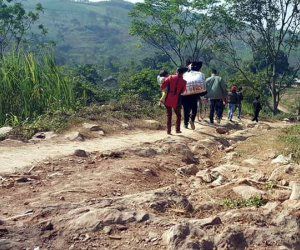 Cô gái khóc như mưa khi phải trèo 4 ngọn đồi mới đến nhà bạn trai