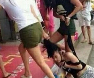Khởi tố nhóm người kéo 'tình địch' lên ô tô đánh ghen ở Vinh