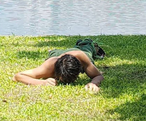 Nam thanh niên nghi ngáo đá nằm... gặm cỏ ở bờ hồ Thiền Quang