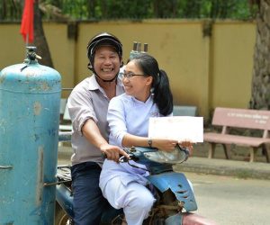 Ông bố đèo cả bình khí đi làm vẫn tranh thủ đến trường 'selfie' cùng con gái trong lễ tổng kết cuối năm
