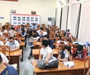 Đột kích sòng Poker ở Sài Gòn, tạm giữ gần 600 triệu đồng