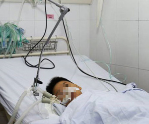 TPHCM: Mẹ mải tắm cho em, bé trai 9 tuổi nhảy xuống bể bơi rồi đập đầu vào thành bể nguy kịch
