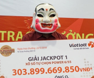 Video: Người trúng Jackpot 300 tỷ đồng nói gì khi nhận giải?