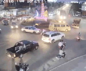 Video: Xe container mất phanh giữa vòng xoay, gây tai nạn liên hoàn