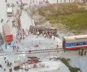 Đường sắt tê liệt sau vụ lật tàu ở Thanh Hóa