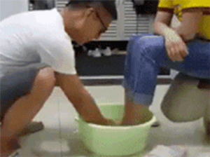 Làm chồng khó lắm phải đâu chuyện đùa: Chậu nước vừa rửa chân cho vợ lại đem ra gội đầu vì lí do 'khó đỡ'