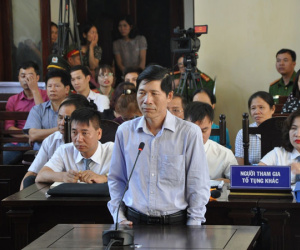 Phiên xử BS Hoàng Công Lương: Tòa chấp nhận chứng cứ mới, bất ngờ quay về phần xét hỏi