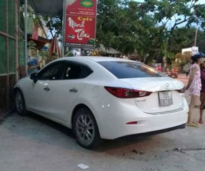 Tài xế ô tô nghi ‘ngáo đá’, kéo lê xe máy hàng chục mét