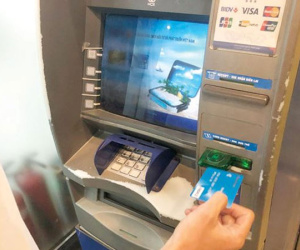 Vào 'chợ đen' thẻ ATM