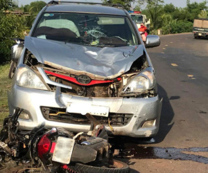 Xe máy chạy tốc độ cao lấn làn rồi tông trực diện cực mạnh vào ô tô đi ngược chiều