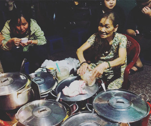 Giữa Sài Gòn hoa lệ, có một quán chè bán đêm hơn 40 năm nay vẫn thắp sáng bằng đèn dầu