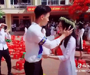 Nam sinh liều hôn crush ngay lễ bế giảng: Mình cùng nhau đóng băng trước giây phút chia xa!