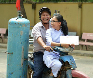 Nữ sinh trong bức ảnh 2 bố con dự lễ tổng kết năm học đang gây sốt : '10 năm nay, năm nào ba cũng cầm bóng bay đến chúc mừng con gái'