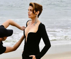 Siêu mẫu Cindy Crawford lộ ngực gợi cảm trong buổi chụp hình