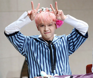 Sốc: Nam thần tượng Kpop cắt cổ tay, khóc lóc cầu cứu ngay trên sóng livestream