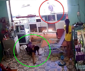 Video: Táo tợn đấm ngã nữ chủ tiệm, cướp 2 điện thoại rồi bỏ chạy