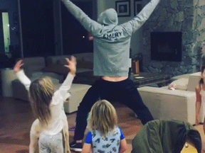 'Thor' Chris Hemsworth đáng yêu không tả nổi khi cùng các con nhảy theo hit của em dâu Miley