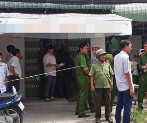 Vợ chồng giáo viên chết trong tình trạng không mặc quần áo