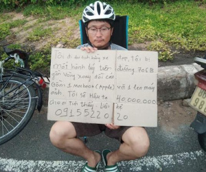 Du khách Hàn Quốc ôm bảng tìm hành lý bị mất cắp ở Mũi Né