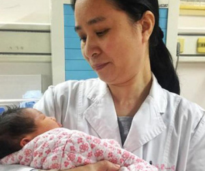 Kỳ lạ em bé vừa chào đời đã 17 tuổi